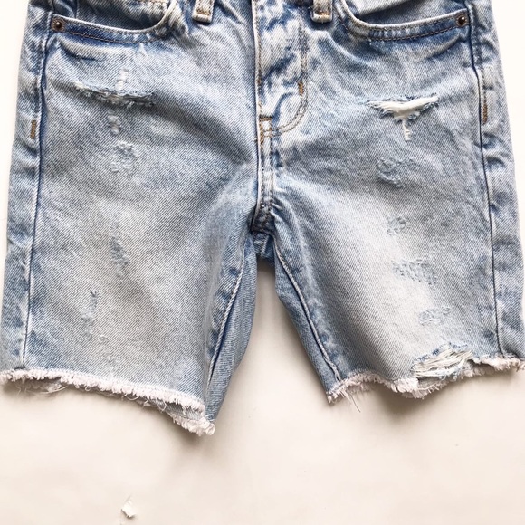 Old Navy light wash distressed denim shorts EUC 6Y - Picture 3 of 5